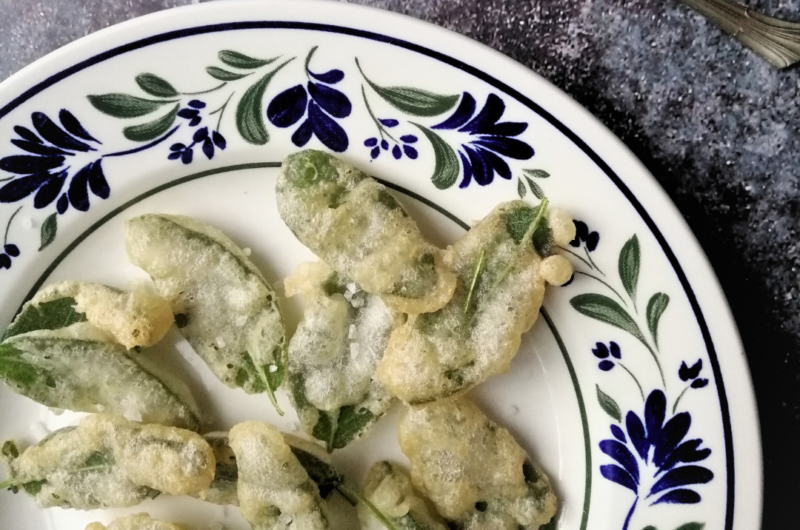 Salvia fritta (fried sage leaves)