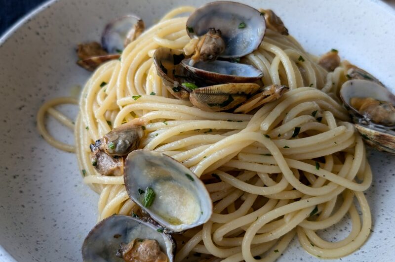 Spaghetti alle vongole (spaghetti with clams)