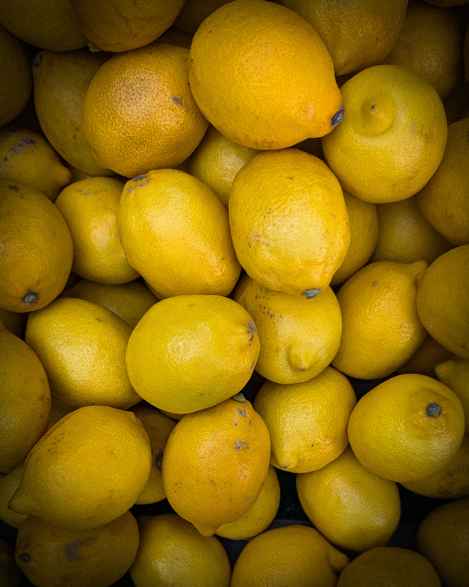 Loose lemons in a crate