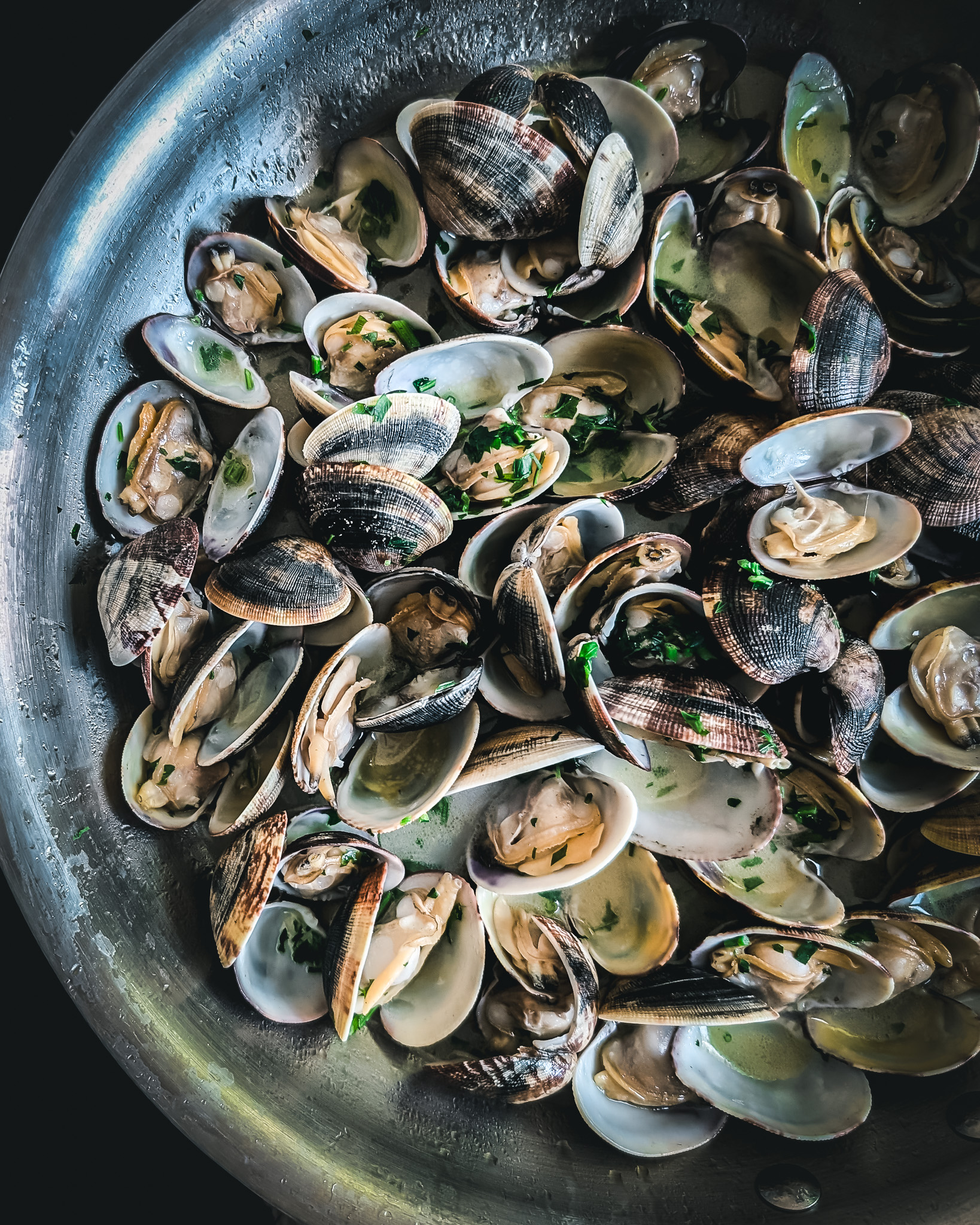 Pan full of cooked vongole.