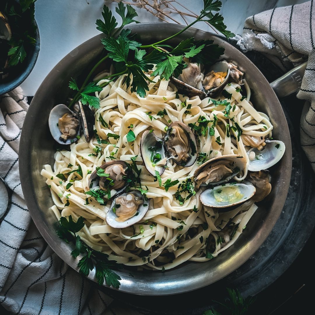 Pan full of cooked linguine alle vongole.